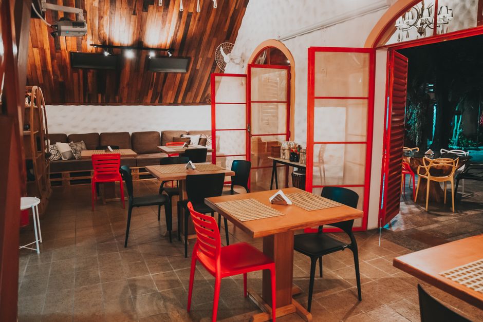 Fine Italian wine selection and professional wine tasting presentation